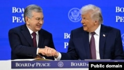 Доналд Трамп, раисҷумҳури Амрико бо ҳамтои узбекистонияш Шавкат Мирзиёев