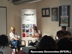 Ленка Віхова, Богдан Зілинський, Богдан Райчинець (зліва направо) на зустрічі, присвяченій 33-й річниці часопису «Пороги»