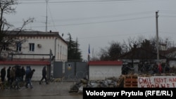 Проросійський пікет біля сімферопольської бази «Беркуту», 24 лютого 2014 року, Сімферополь