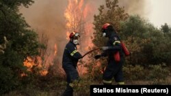 Vatrogasci nastoje staviti pod kontrolu požare koji su izbili na otoku Evia i poluotoku Peloponezu