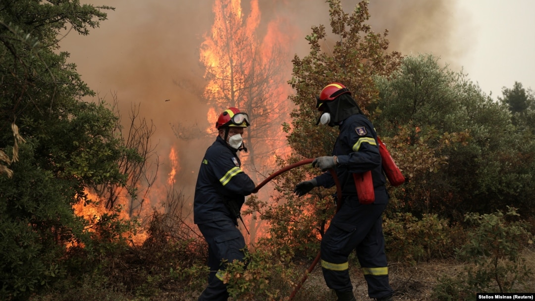 Circa 20 de țări au trimis ajutor pentru stingerea incendiilor din Grecia. Pompierii români au impresionat tactica pe care o folosesc.