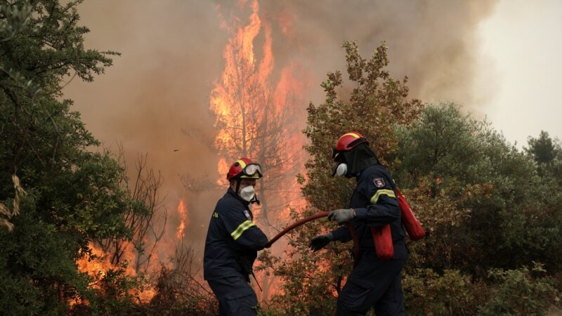 Невремето во Грција предизвика пожари на Халкидики, но помогна во гаснењето на пожарот на Евија