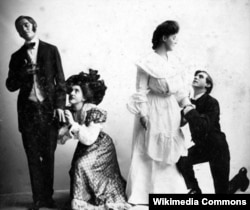 Софи Тредуэлл (вторая слева) в студенческом спектакле. Беркли, 1902–1906