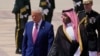 Президент США Дональд Трамп с наследным принцем Мохаммедом бин Салманом. Аэропорт Эр-Рияда, 13 мая 2025 года