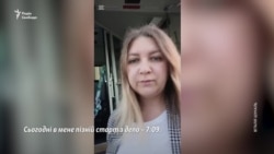 Українка показує трамвай, на якому їздить у Словаччині