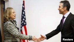 Хілары Клінтан сустракаецца з генэральным сакратаром НАТА Андэрсам Фог Расмусанам