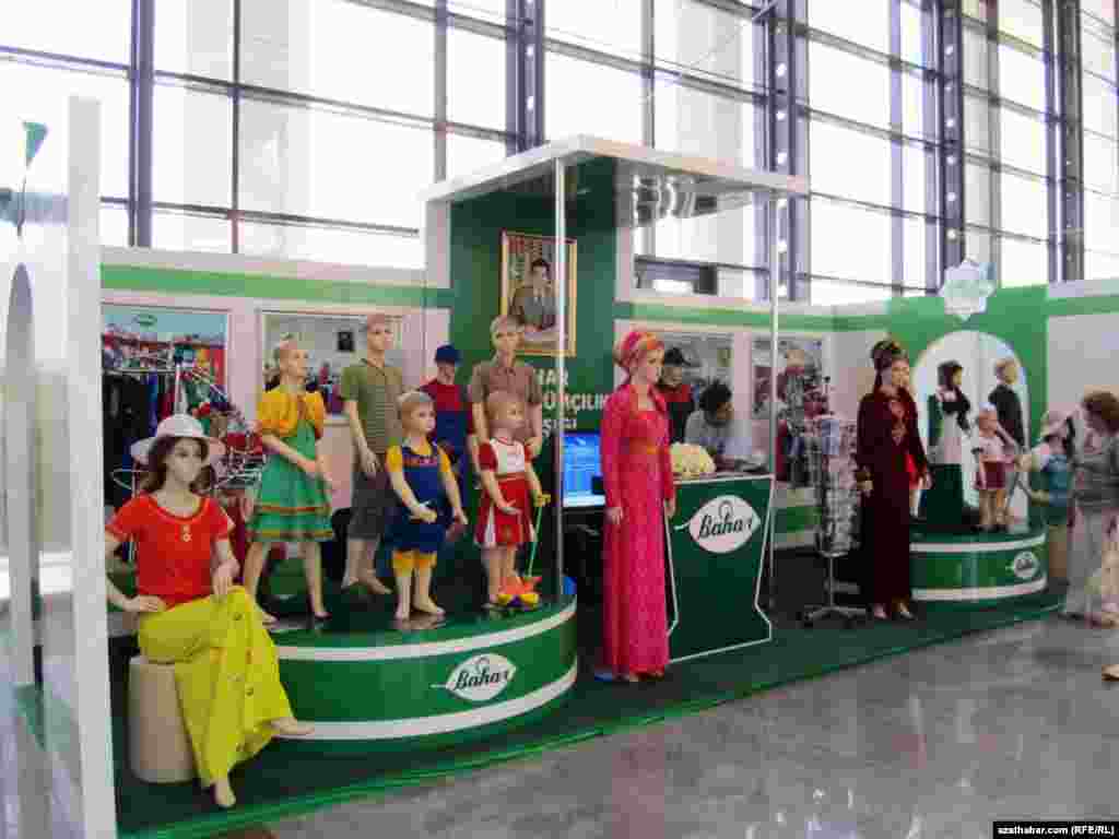 3-nji iýunda Aşgabatda “Türkmenistanyň dokma senagatynyň Garaşsyzlyk ýyllarynda ýeten sepgitleri we geljegi” atly dokma önümleriniň halkara sergisi açyldy. 