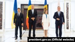 Președintele Ucrainei, Volodimir Zelenski, președintele României, Klaus Iohannis, președinta R. Moldova, Maia Sandu și președintele Poloniei, Andrzej Duda. Chișinău, 27 august 2021