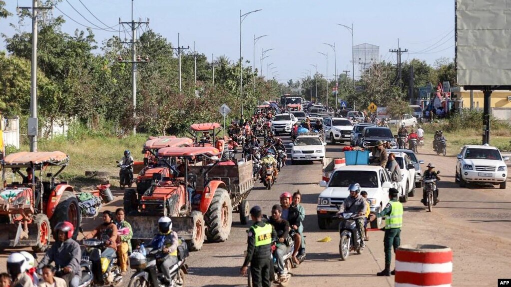 فرار ساکنان از درگیری‌های تازهٔ مرزی کامبوج و تایلند. استان اودار میانچی، کامبوج