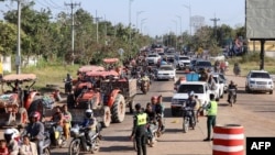 Місцеві жителі евакуюються після сутичок уздовж кордону Камбоджі та Таїланду, провінція Оддармеантьєй, Камбоджа, 8 грудня 2025 року