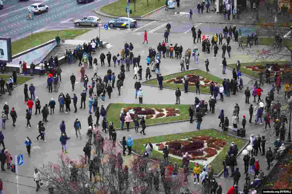 Люди начали собираться на проспекте Независимости, возле бульвара Толбухина. Несколько станций метро в Минске были закрыты, мобильный интернет не работал