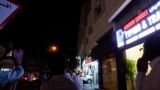 Oamenii din Qatar filmează proiectilele văzute deasupra orașului Doha, pe 23 iunie. Iranul a revendicat atacul, care a vizat o bază aeriană americană.