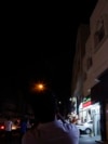 Люди знімають на відео снаряди в небі над Дохою в Катарі, 23 червня 2025 року
