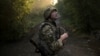 Артилерист 93-ї окремої механізованої бригади «Холодний Яр» на позиціях поблизу Костянтинівки, Донеччина, липень 2025 року