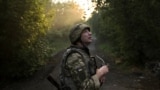 Артиллерист 93-й отдельной механизированной бригады «Холодный Яр» на позициях неподалеку от Константиновки 5 июля 2025 года