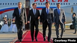 Дмитрий Медведевди өкмөт башчы Сооронбай Жээнбеков тосуп алды. 