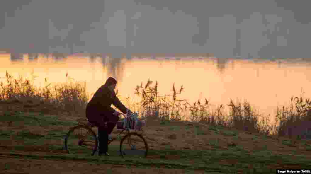 Велосипедист на берегу озера Тобе-Чокрак