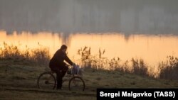 Велосипедист едет по берегу озера Тобе-Чокрак. Город Саки является бальнеогрязевым курортом и располагается на западном побережье Крыма в 4-5 км от Черного моря