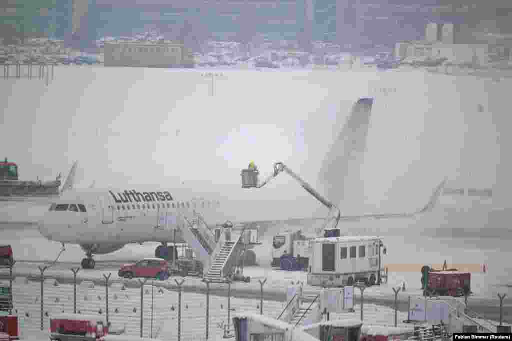 Një aeroplan në aeroportin e Hamburgut. Autoritetet kanë paralajmëruar për stuhi bore dhe temperatura të ulëta në mbarë Gjermaninë. 