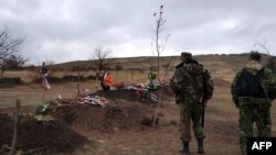 Прарасейскія ваеўнікі каля Сьнежнага прыйшлі на магілы сваіх паплечнікаў, лістапад 2014