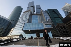 Мужчина у Московского бизнес-центра, 18 февраля 2026 года, фото Reuters
