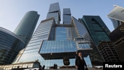 კაცი მოსკოვის ბიზნესცენტრის მახლობლად. 2026 წლის 18 თებერვალი. ფოტო: "როიტერსი"