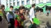Aşgabat, 2013 ý. Soňky jaň dabarasyna gatnaşýan mekdep okuwçylary.