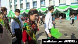 Aşgabat, 2013 ý. Soňky jaň dabarasyna gatnaşýan mekdep okuwçylary.