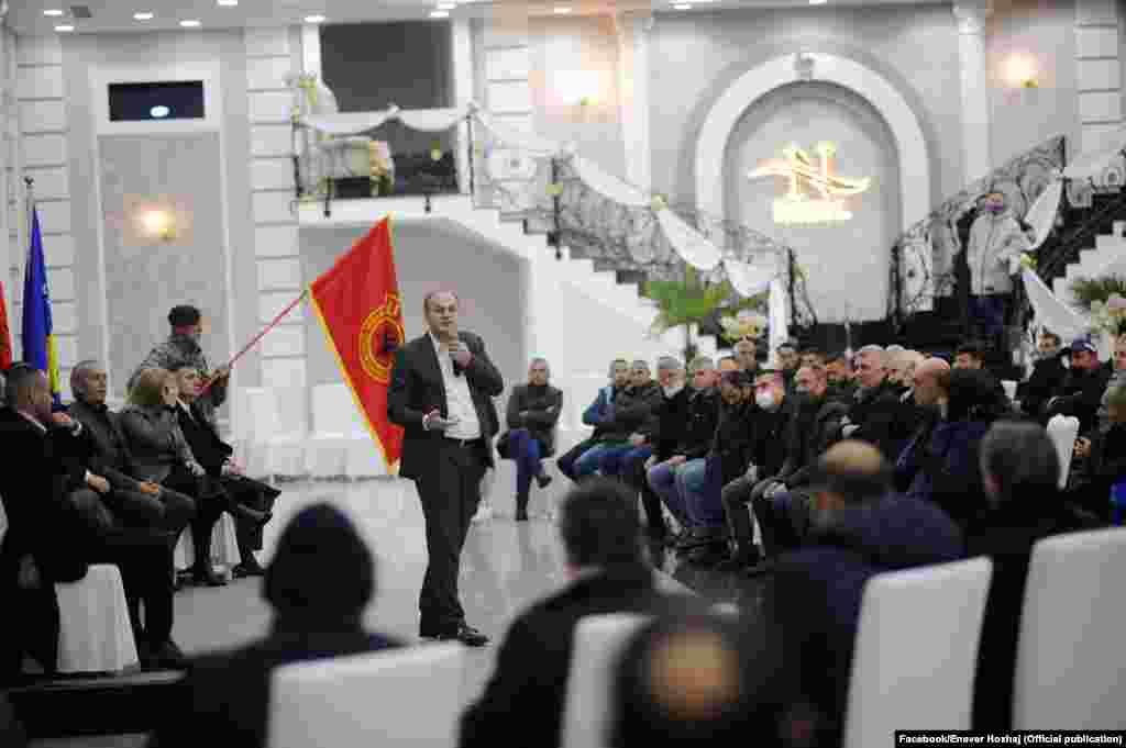 Čak i kandidat Demokratske partije Kosova (PDK) za premijera Enver Hodžaj ne nosi masku tokom ovih skupova. Ni ovde, u Drenasu, gde je veliki broj učesnika, maske se ne koriste i udaljenost se ne poštuje. (26. januar)