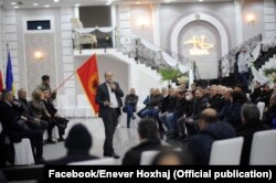 Enver Hoxhaj, kandidati i PDK-së për kryeministër të Kosovës. Fotografi e bërë gjatë një tubimi parazgjedhor për zgjedhjet e 14 shkurtit.