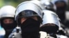Dve grupe okupljenih u naselju Novi Beograd razdvajale su jedinice Žandarmerije i interventne policije u opremi za razbijanje demonstracija. (ilustrativna fotografija)
