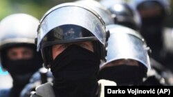 Dve grupe okupljenih u naselju Novi Beograd razdvajale su jedinice Žandarmerije i interventne policije u opremi za razbijanje demonstracija. (ilustrativna fotografija)