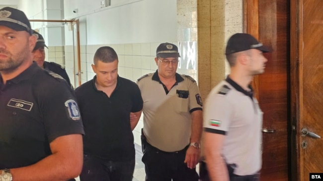 Съдебната охрана води Кирил Гочев към залата на Окръжния съд в Русе, 6 септември 2025 г.