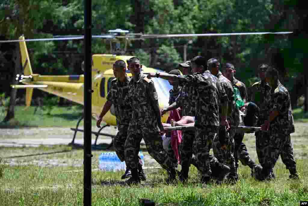 Pripadnici vojske helikopterom evakuišu stanovnike pogođene poplavama helikopterom, po dolasku u vojni kamp u gradu Batar Bazar, u okrugu Nuvakot u Nepalu, 27. avgusta 2026. godine. Spasilačke ekipe požurile su da pronađu više od 1.500 nestalih osoba na granici Nepala i Tibeta. 