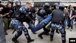 Омонівці затримують учасника протесту у Москві, 12 червня 2017 року