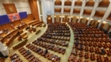 Configurația Parlamentului nu ține cont de rezultatul votului: parlamentarii pot migra fără probleme de la un grup parlamentar la altul. În cazul în care nu mai sunt de acord cu șefii lor, pot rămâne neafiliați. Dar puțini optează pentru asta. 