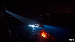 Лодка с беженцами в Эгейском море у берегов Турции. 9 декабря 2015 года.