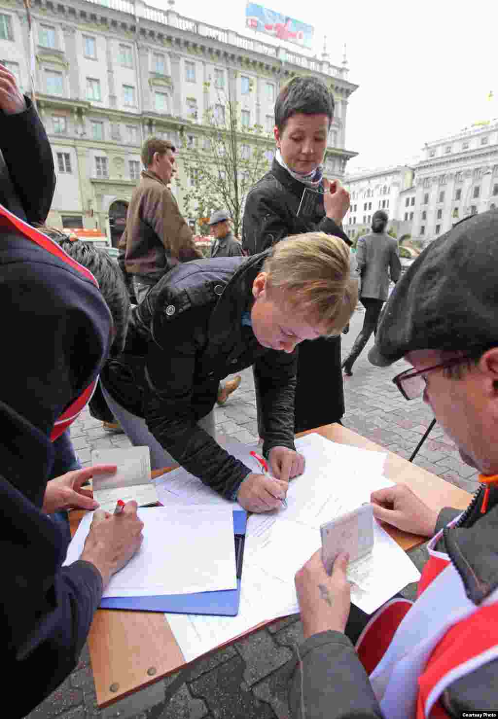 Людзі падпісваюцца за вылуэчньне Ў.НЯкляева кандыдатам у прэзыдэнты.