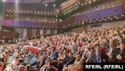 Dok je ispred Srpskog narodnog pozorišta trajao protest, unutar zgrade održana je svečana akademija povodom godišnjice Matice srpske, u prisustvu zvaničnika vlasti, 16. februar 2026.