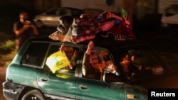 Persona të zhvendosur i gëzohen arritjes së armëpushimit, teksa kthehen në shtëpitë e tyre në Sidon të Libanit më 17 prill 2026. 