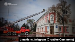 «Виникли пожежі в адміністративних будівлях. На місцях працюють рятувальники: ліквідація наслідків атаки триває», – кажуть у ДСНС