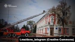 Раніше влада повідомляла, що війська РФ вдарили по адмінбудівлі в Прилуках