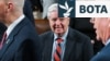 Senatori Lindsey Graham (në qendër), i cili vdiq gjatë fundjavës, ishte një nga arkitektët kryesorë të projektligjit të sanksioneve.