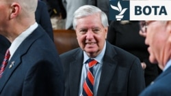 Senatori Lindsey Graham (në qendër), i cili vdiq gjatë fundjavës, ishte një nga arkitektët kryesorë të projektligjit të sanksioneve.