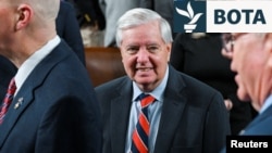 Senatori Lindsey Graham (në qendër), i cili vdiq gjatë fundjavës, ishte një nga arkitektët kryesorë të projektligjit të sanksioneve.