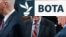 Senatori Lindsey Graham (në qendër), i cili vdiq gjatë fundjavës, ishte një nga arkitektët kryesorë të projektligjit të sanksioneve.