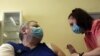 Koronavírus elleni oltást kap a karjába a miskolci Őszi Napsugár Idősotthon egyik lakója 2021. január 7-én.
