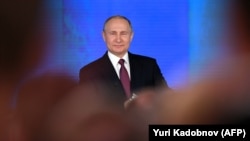 Президент Росії Володимир Путін (ліворуч) під час виступу з щорічним посланням до Федеральних Зборів Російської Федерації. Москва, 1 березня 2018 року