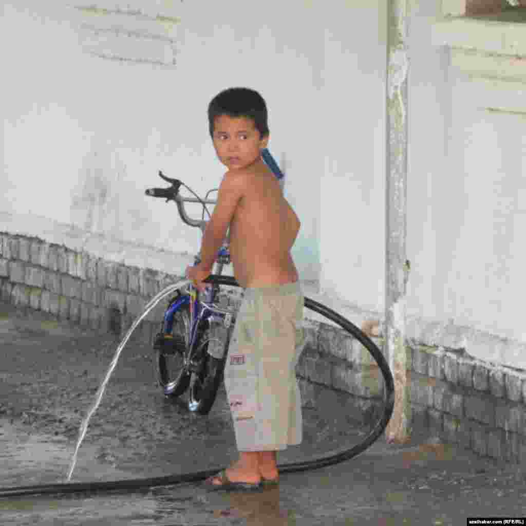 Tigirini ýuwup duran bir türkmen oglanjygy