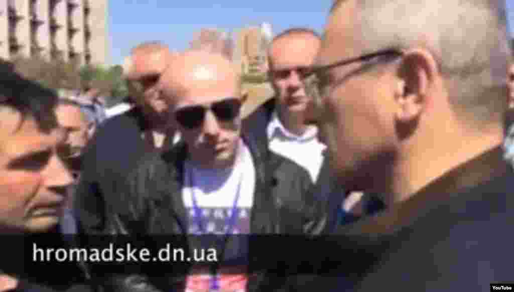 Sabiq Ruisya milyarderi Mikhail Khodorkovsky aprelin 27-də Donetskdə hakimiyyəti zəbt edən rusiyameylli qüvvələrlə görüşməyə cəhd edir. Onu Rusiya prezidenti Putinin opponenti sayıdqlarından aqressiv şəxslər görüşdən imtina edir və ərazini dərhal tərk etməsini istəyirlər.